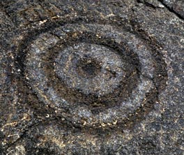 Hawaiian petroglyph: umbilical circles